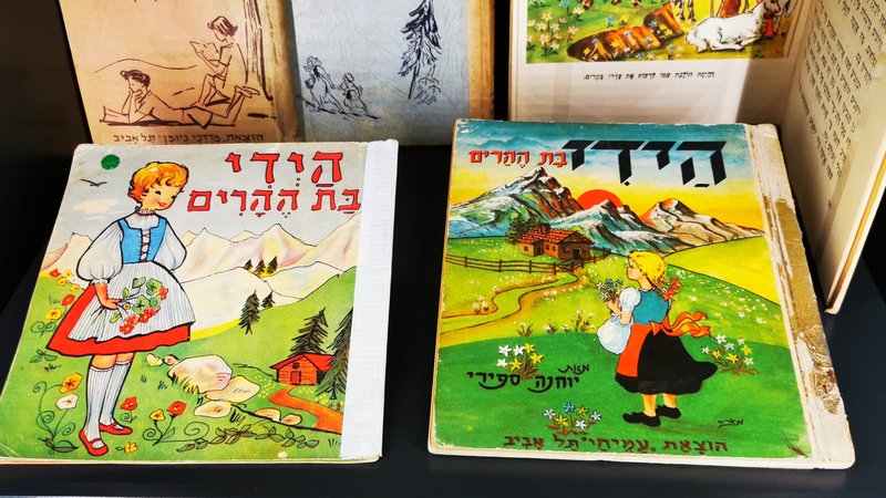 Hebräische Auflagen des Kinderbuches "Heidi".