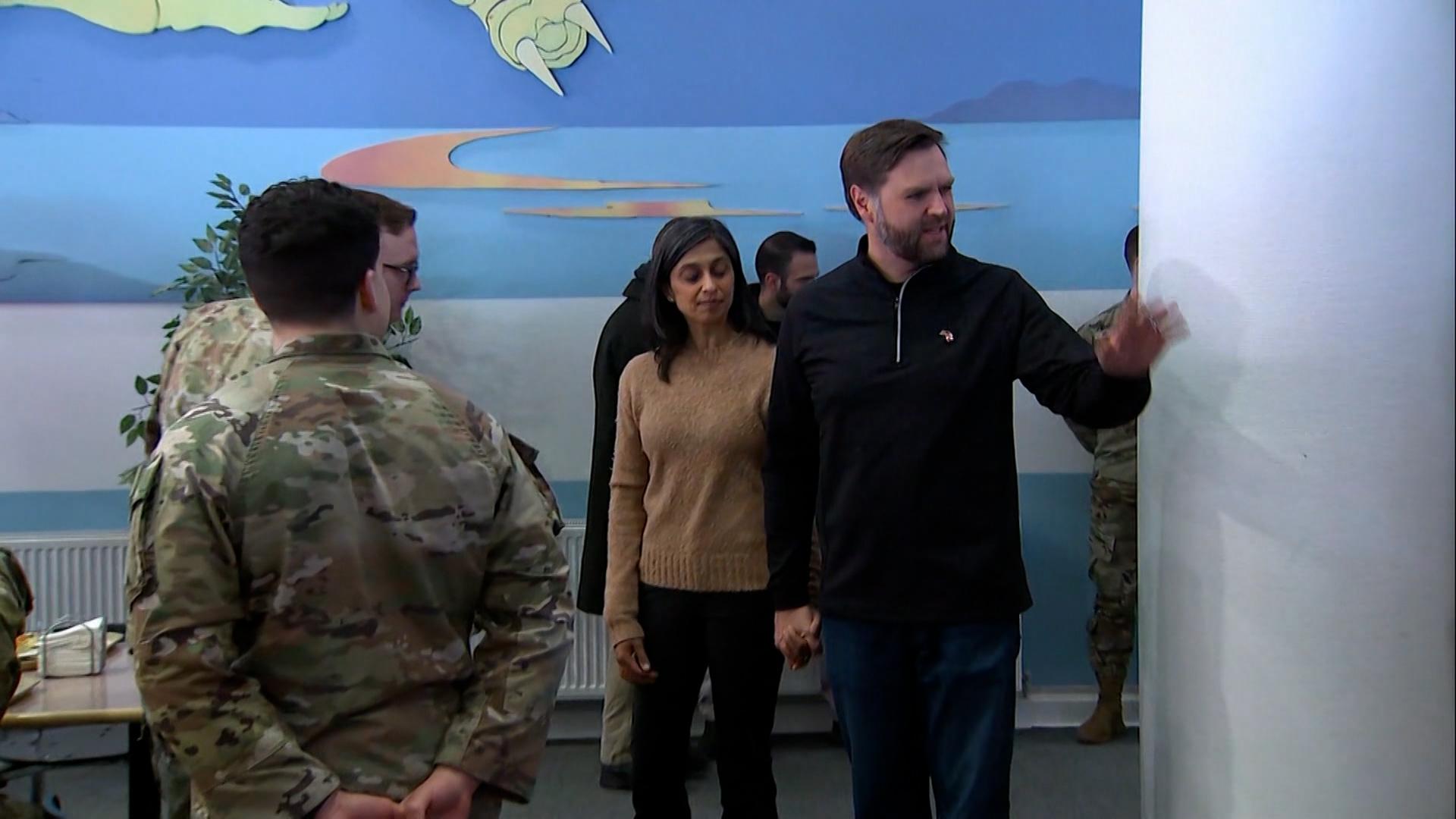 JD Vance und seine Ehefrau haben einen US-Militärstützpunkt im Nordwesten Grönlands besucht. 