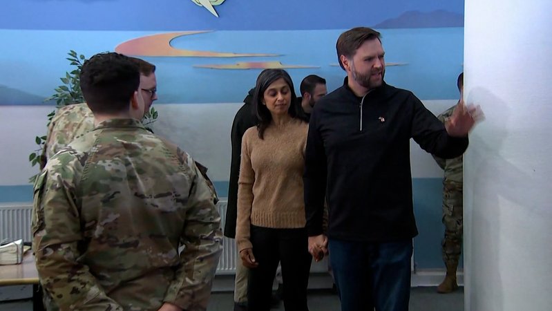 JD Vance und seine Ehefrau haben einen US-Militärstützpunkt im Nordwesten Grönlands besucht. | Bild: BR 2025 JD Vance und seine Ehefrau haben einen US-Militärstützpunkt im Nordwesten Grönlands besucht.