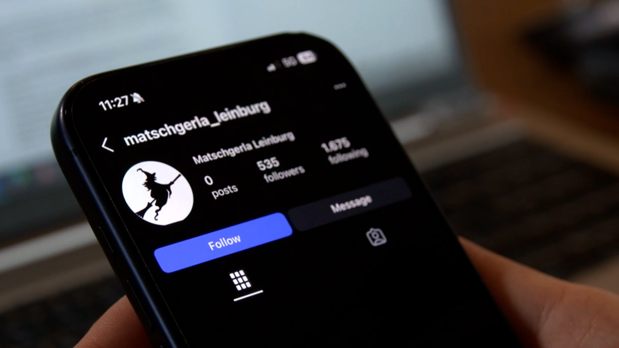 Handy mit Instagram-Account "matschgerla_leinburg" auf dem Bildschirm. 