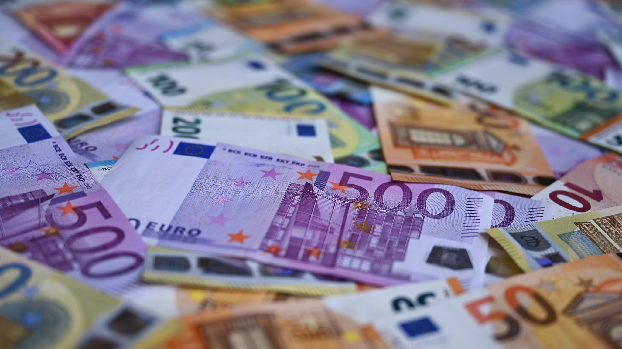 Verteilte Euro-Banknoten auf einer Fläche