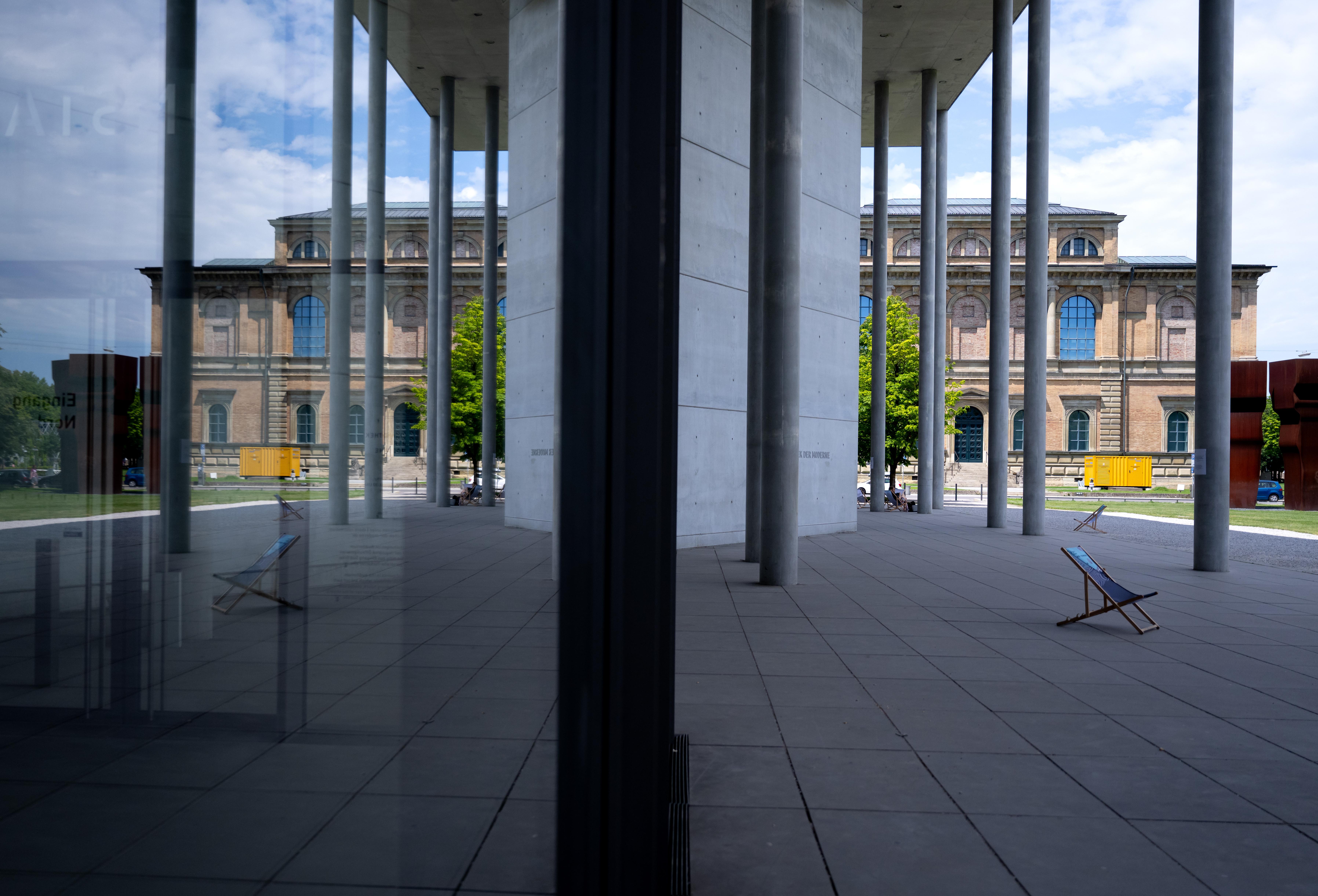 (Archivbild) Die Pinakothek der Moderne und die Alte Pinakothek (im Hintergrund) im Kunstareal. 