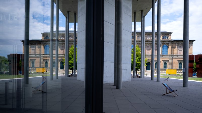 (Archivbild) Die Pinakothek der Moderne und die Alte Pinakothek (im Hintergrund) im Kunstareal. | Bild: Sven Hoppe/dpa (Archivbild) Die Pinakothek der Moderne und die Alte Pinakothek (im Hintergrund) im Kunstareal.