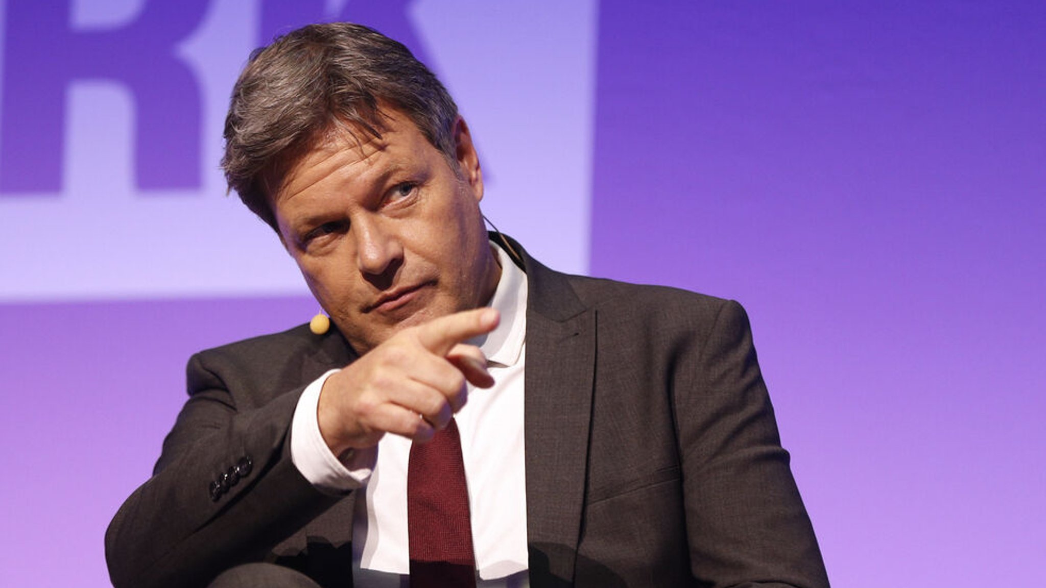 08.03.2023, Bayern, München: Bundeswirtschaftsminister Robert Habeck (Grüne) gestikuliert bei der Veranstaltung «Zukunft Handwerk» im Internationalen Congress Center München. Foto: Uwe Lein/dpa +++ dpa-Bildfunk +++