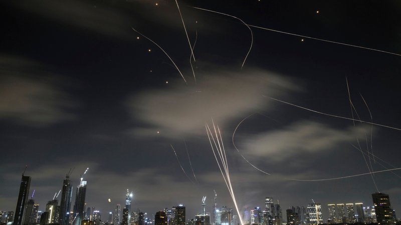 dpatopbilder - 18.06.2025, Israel, Tel Aviv: Das israelische Luftabwehrsystem Iron Dome feuert, um Raketen während eines iranischen Angriffs über Tel Aviv abzufangen. Foto: Leo Correa/AP/dpa +++ dpa-Bildfunk +++ | Bild: dpa-Bildfunk/Leo Correa dpatopbilder - 18.06.2025, Israel, Tel Aviv: Das israelische Luftabwehrsystem Iron Dome feuert, um Raketen während eines iranischen Angriffs über Tel Aviv abzufangen. Foto: Leo Correa/AP/dpa +++ dpa-Bildfunk +++