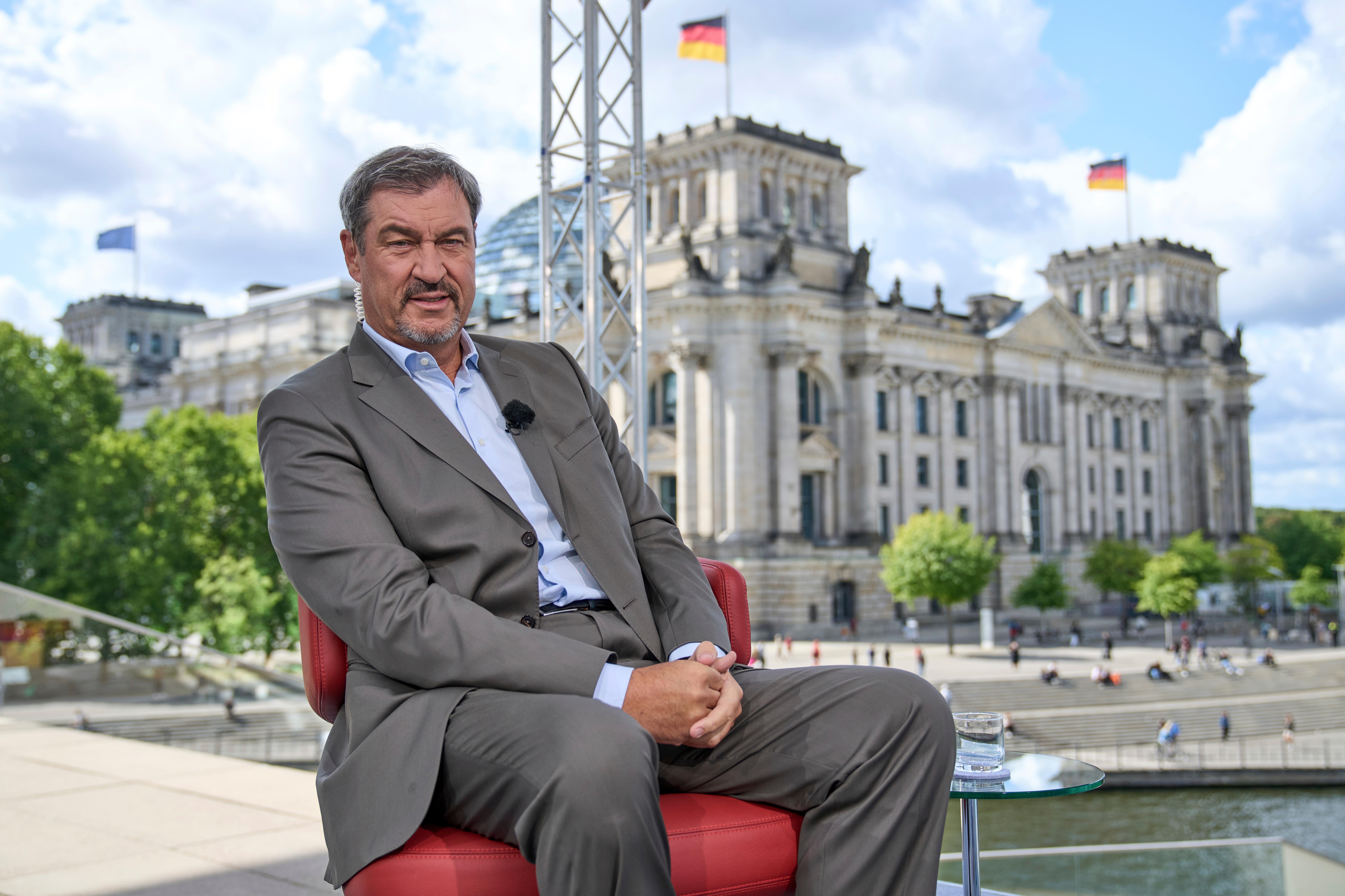 Archivbild: CSU-Chef Markus Söder sitzt vor dem jährlichen "Sommerinterview" mit der ARD vor dem Reichstagsgebäude