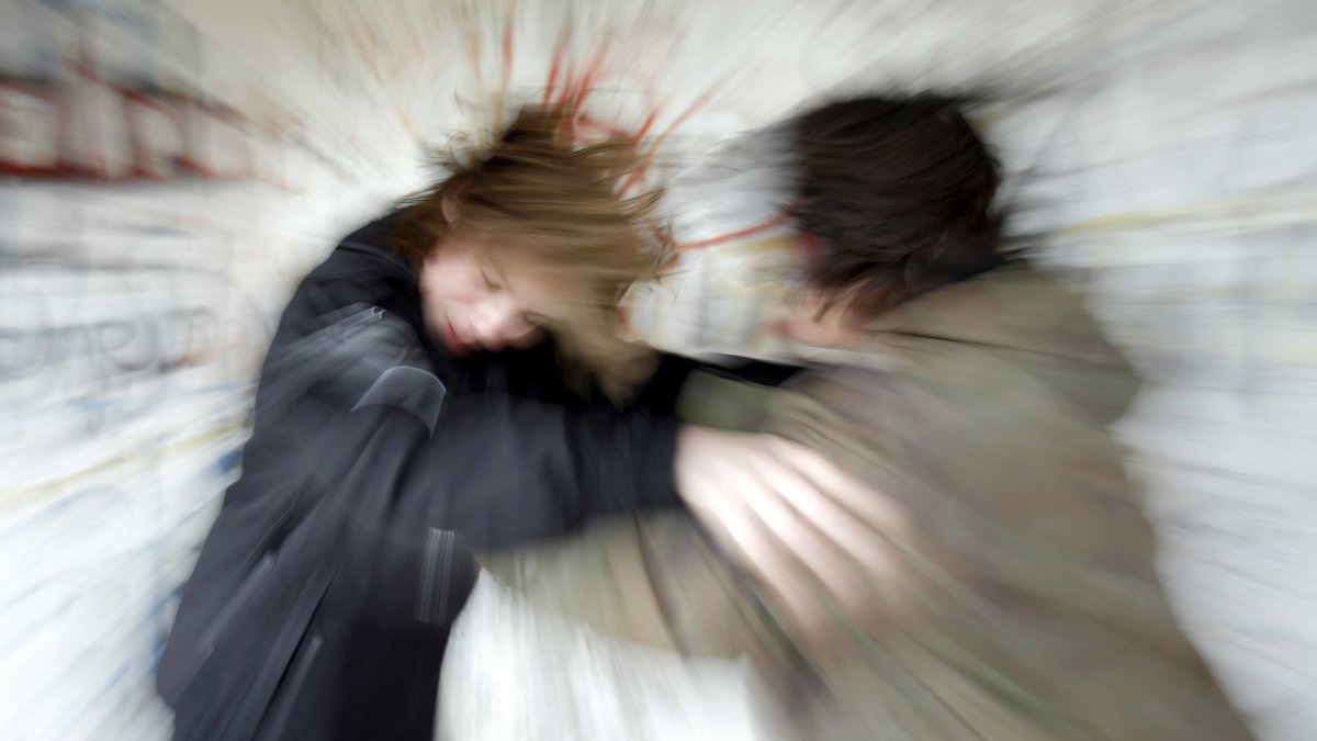 Zwei Jugendliche prügeln sich (Symbolbild)