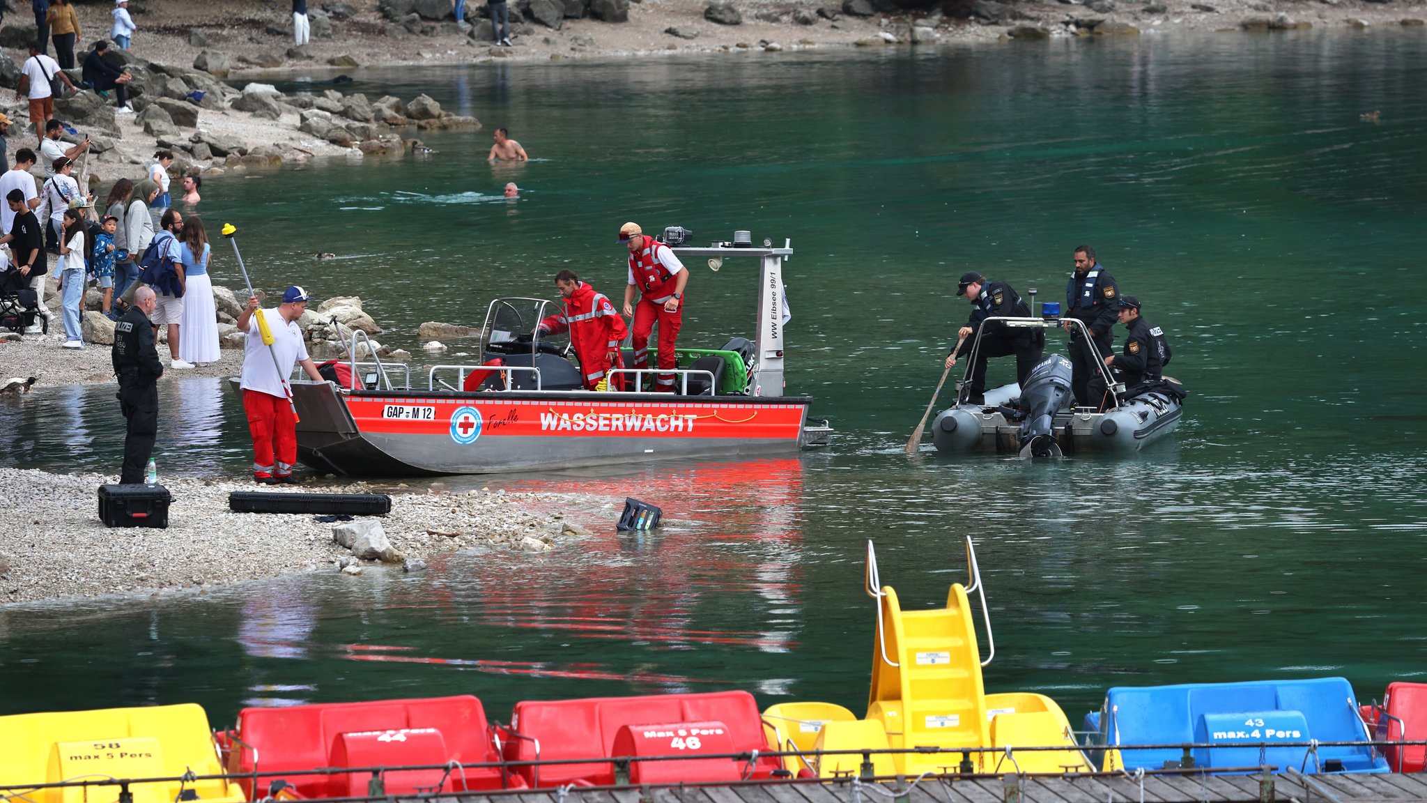 (Archivbild) Einsatzkräfte am Ufer des Eibsees. Im Juli sind dort ein Vater und Sohn ertrunken; ihre Körper wurden erst nach einer Woche Suche gefunden. | Bild: picture alliance/dpa | Karl-Josef Hildenbrand (Archivbild) Einsatzkräfte am Ufer des Eibsees. Im Juli sind dort ein Vater und Sohn ertrunken; ihre Körper wurden erst nach einer Woche Suche gefunden.