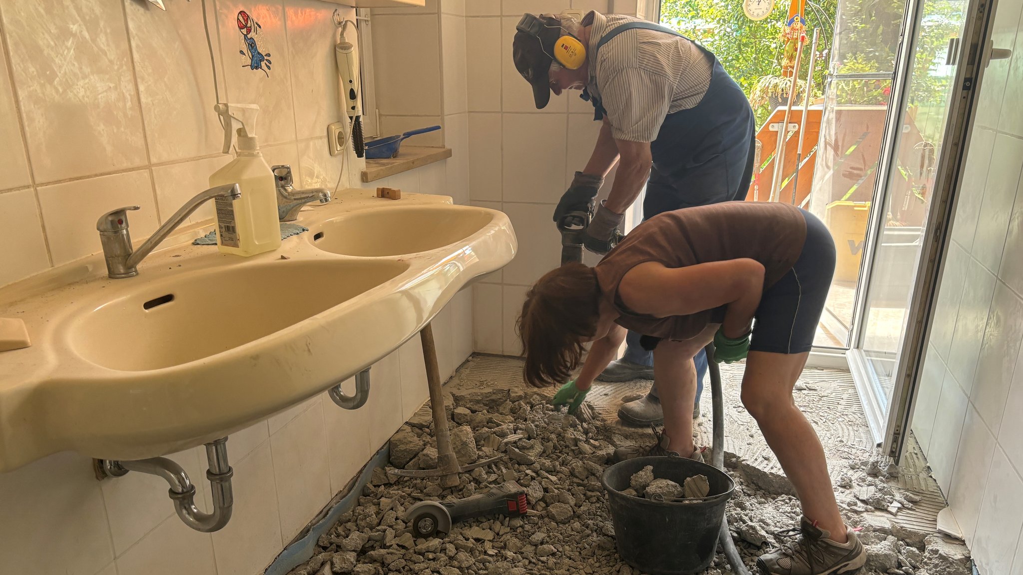 Josefina Groß bei der Arbeit in ihrem durch das Hochwasser stark beschädigten Bad.