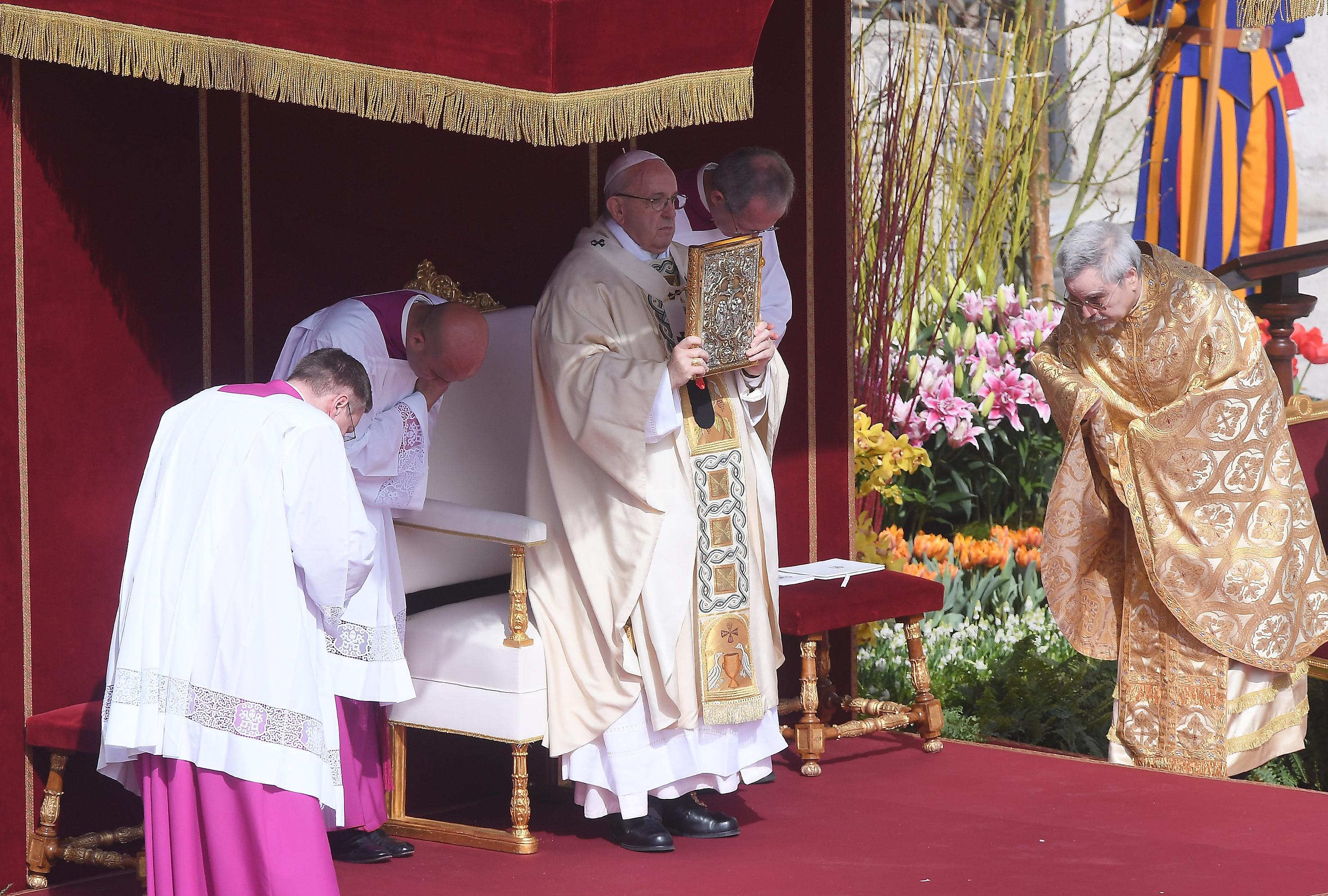 Der Papst  bei der diesjährigen Ostermesse auf dem Petersplatz