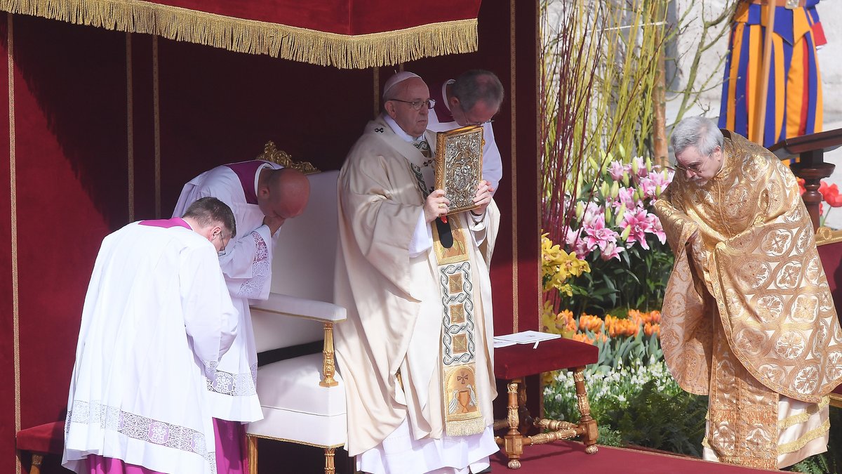 Der Papst  bei der diesjährigen Ostermesse auf dem Petersplatz