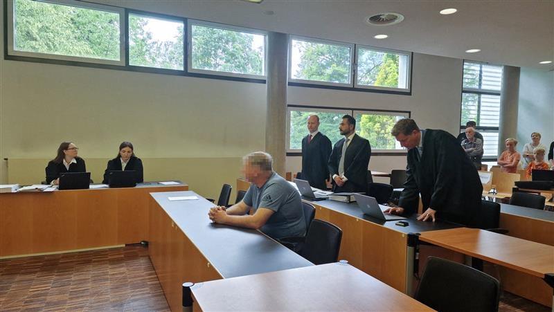 Ein Mann vor Gericht. 