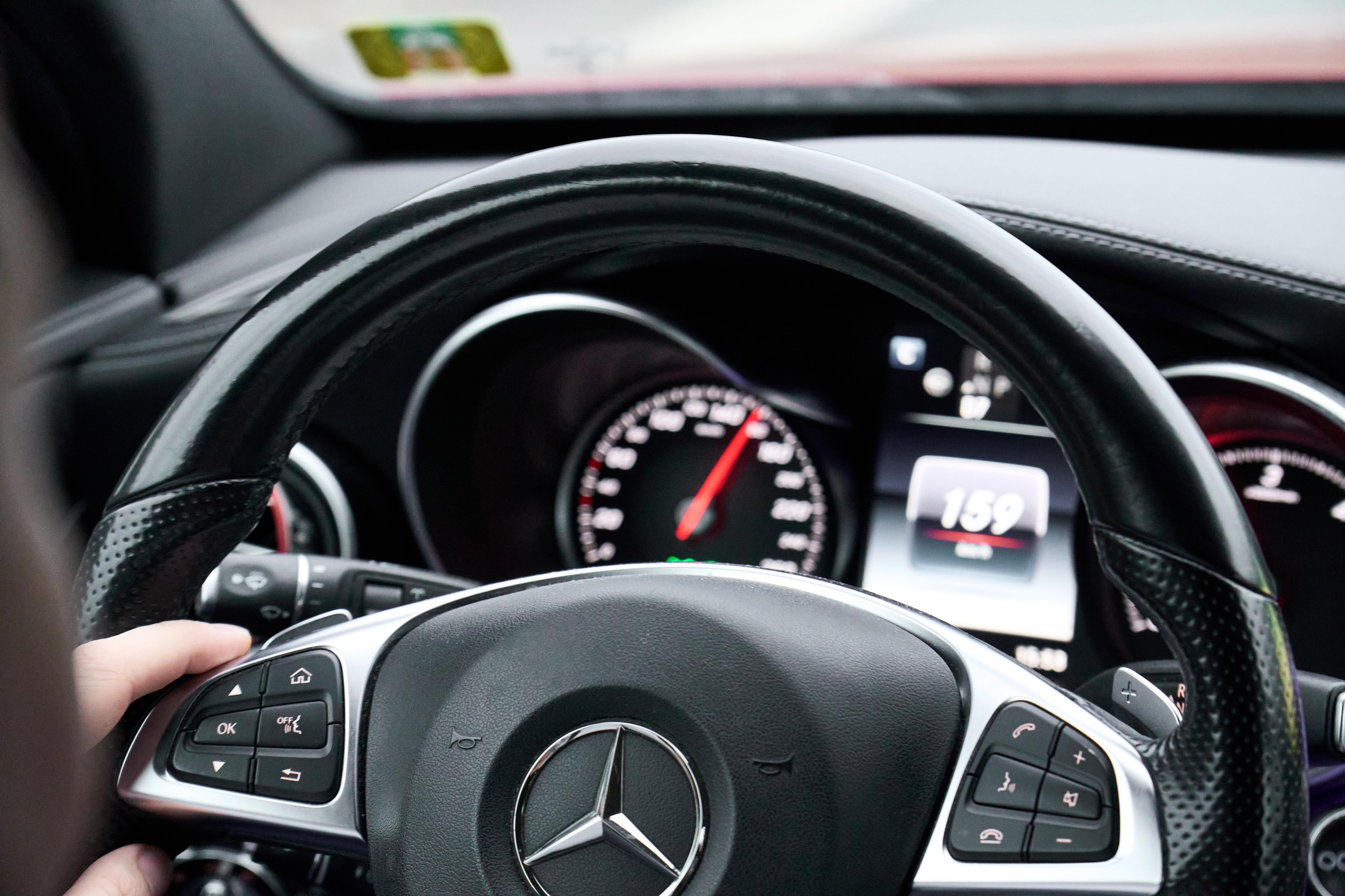 Das Tachometer eines Mercedes zeigt 159 km/h an.
