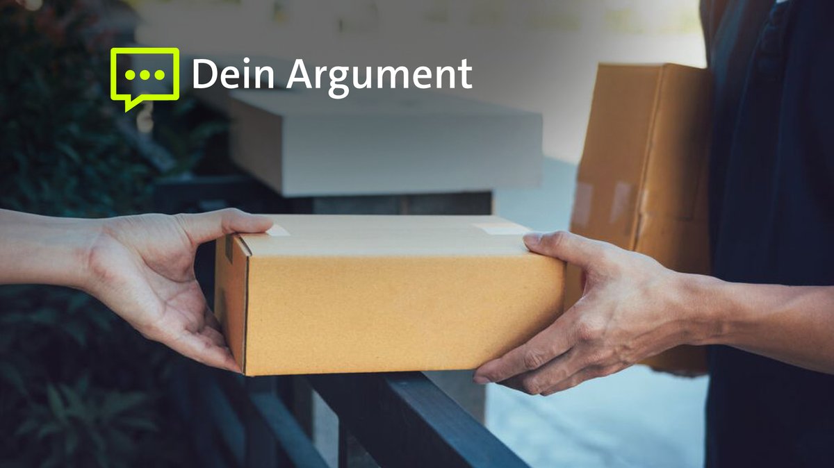 Ein Kurier übergibt ein Paket an eine Kundschaft.