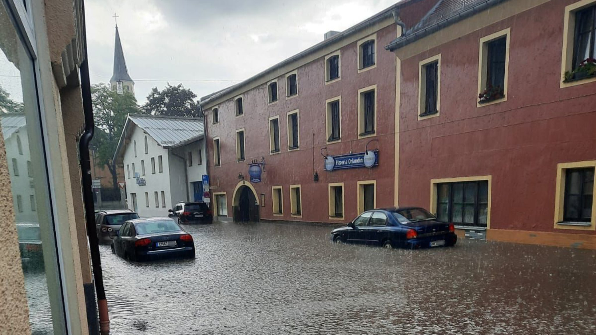 Überschwemmte Straße in Cham.