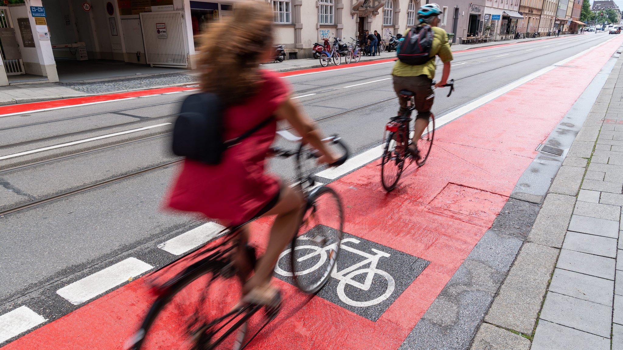 Ein breiter, mit roter Farbe markierter Fahrradweg in der Fraunhofer Straße in München (Symbolbild).