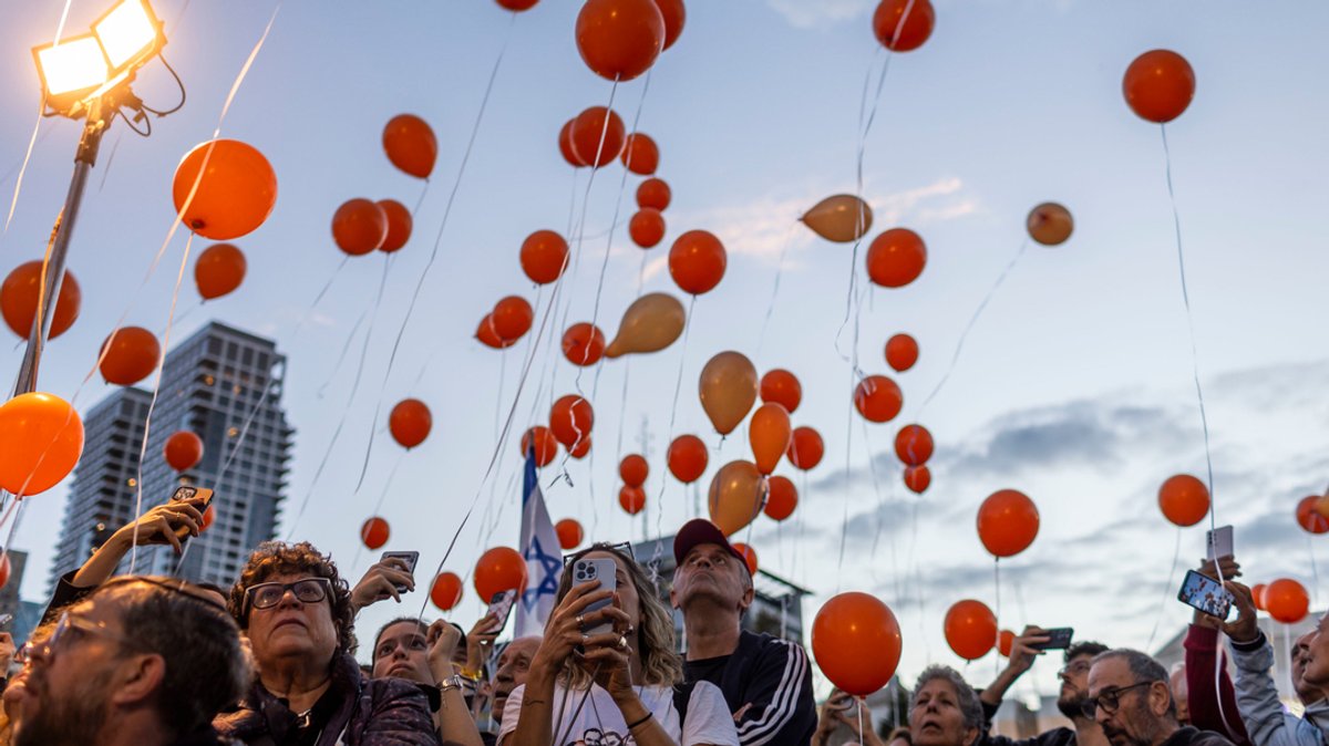 Demonstranten lassen in Tel Aviv Luftballons aufsteigen und fordern die Freilassung weiterer Geiseln