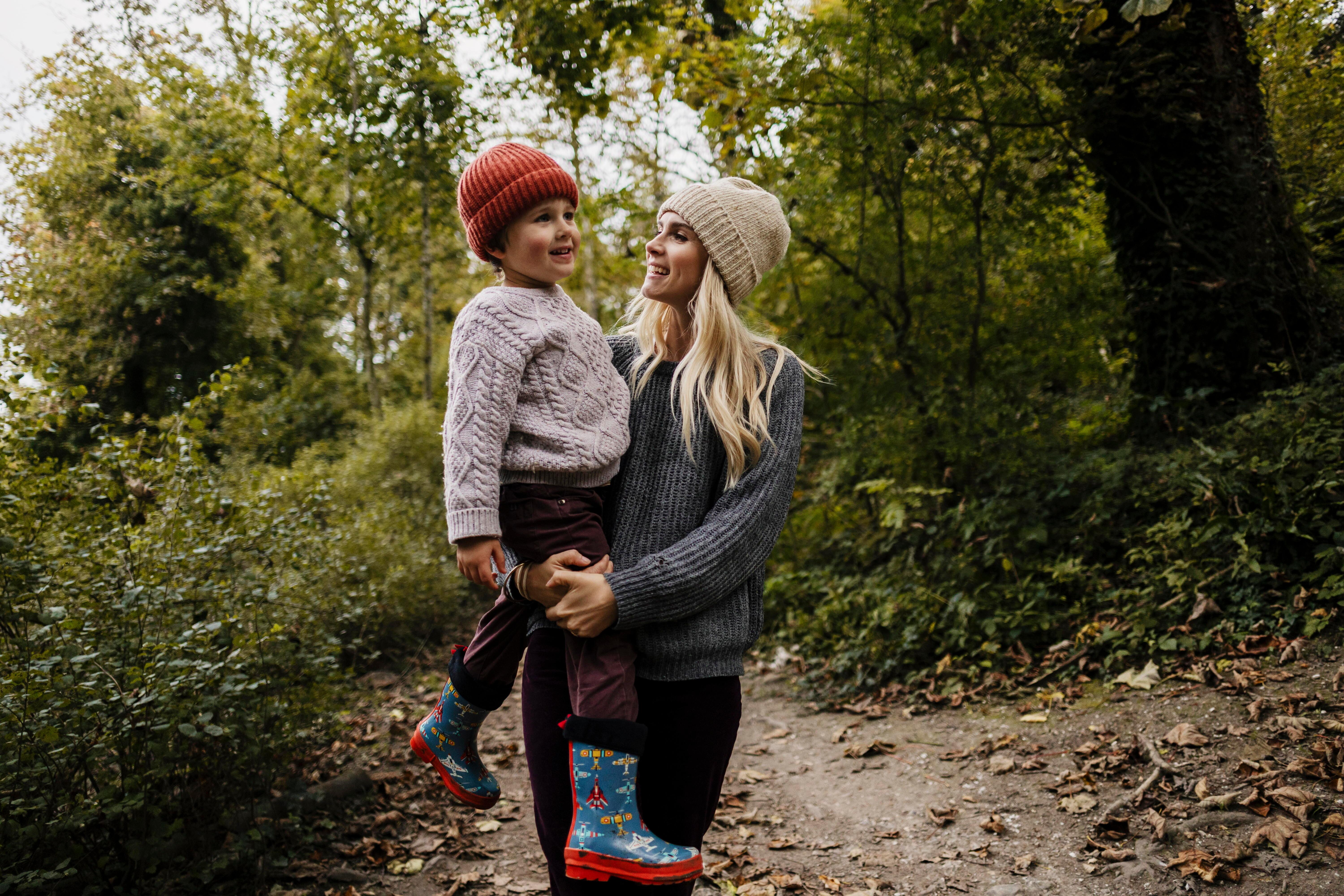 Junge Frau hält Kind auf dem Arm