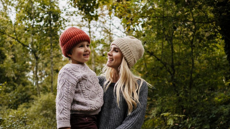 Junge Frau hält Kind auf dem Arm | Bild: picture alliance / Westend61 | Angel Santana Garcia Junge Frau hält Kind auf dem Arm