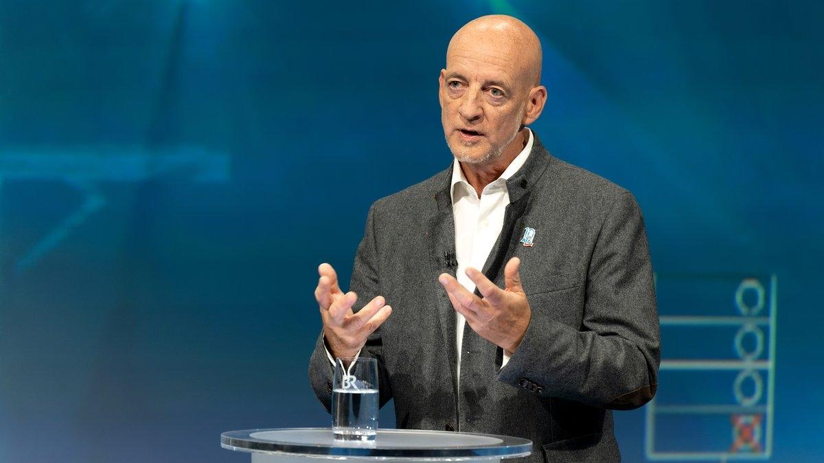 Image accompanying "Wir haben 130 Milliarden weniger Direktinvestitionen. Das heißt, für 130 Milliarden investieren deutsche Firmen Kredite und Gewinne mehr im Ausland, als dass a