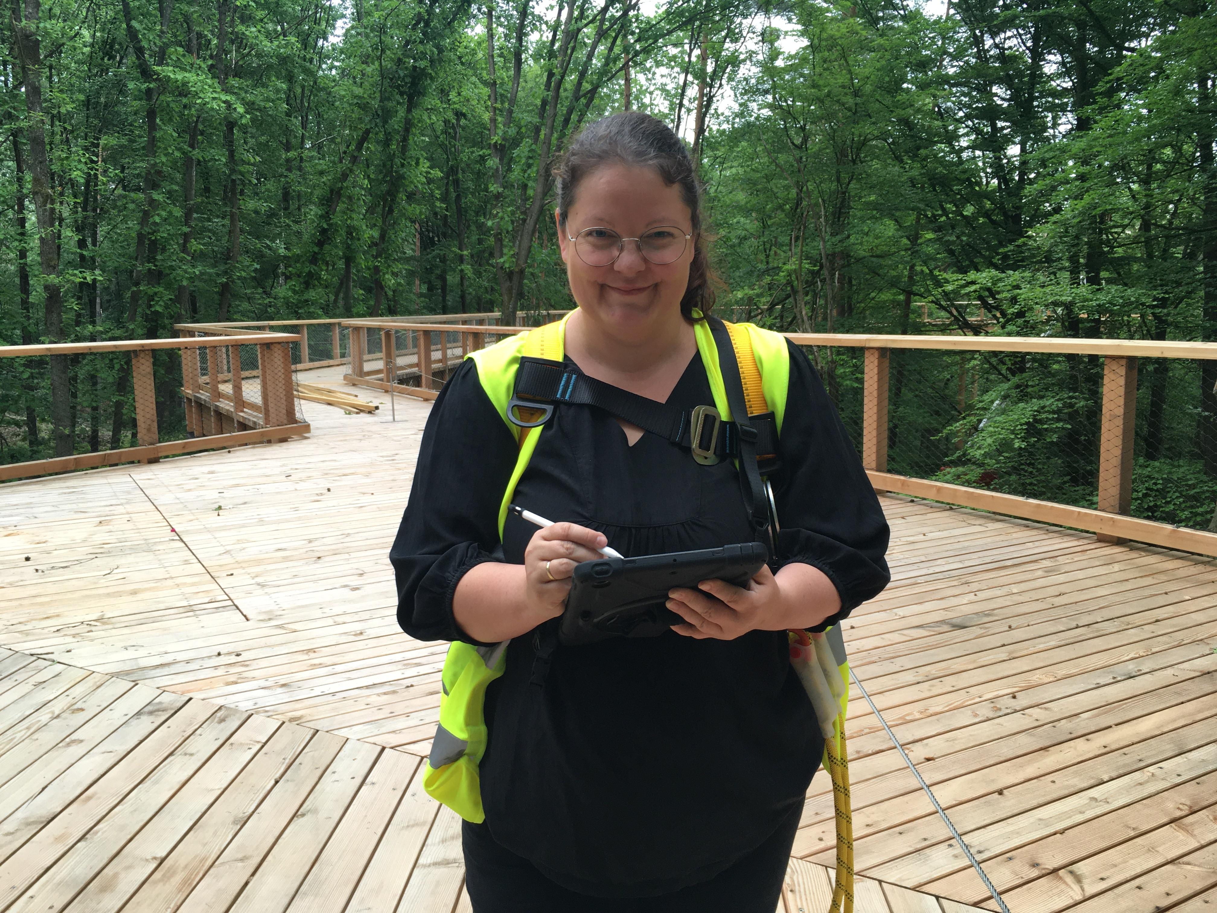 Architektin Johanna Stöger steht auf dem Klimawaldpfad im Tiergarten. 