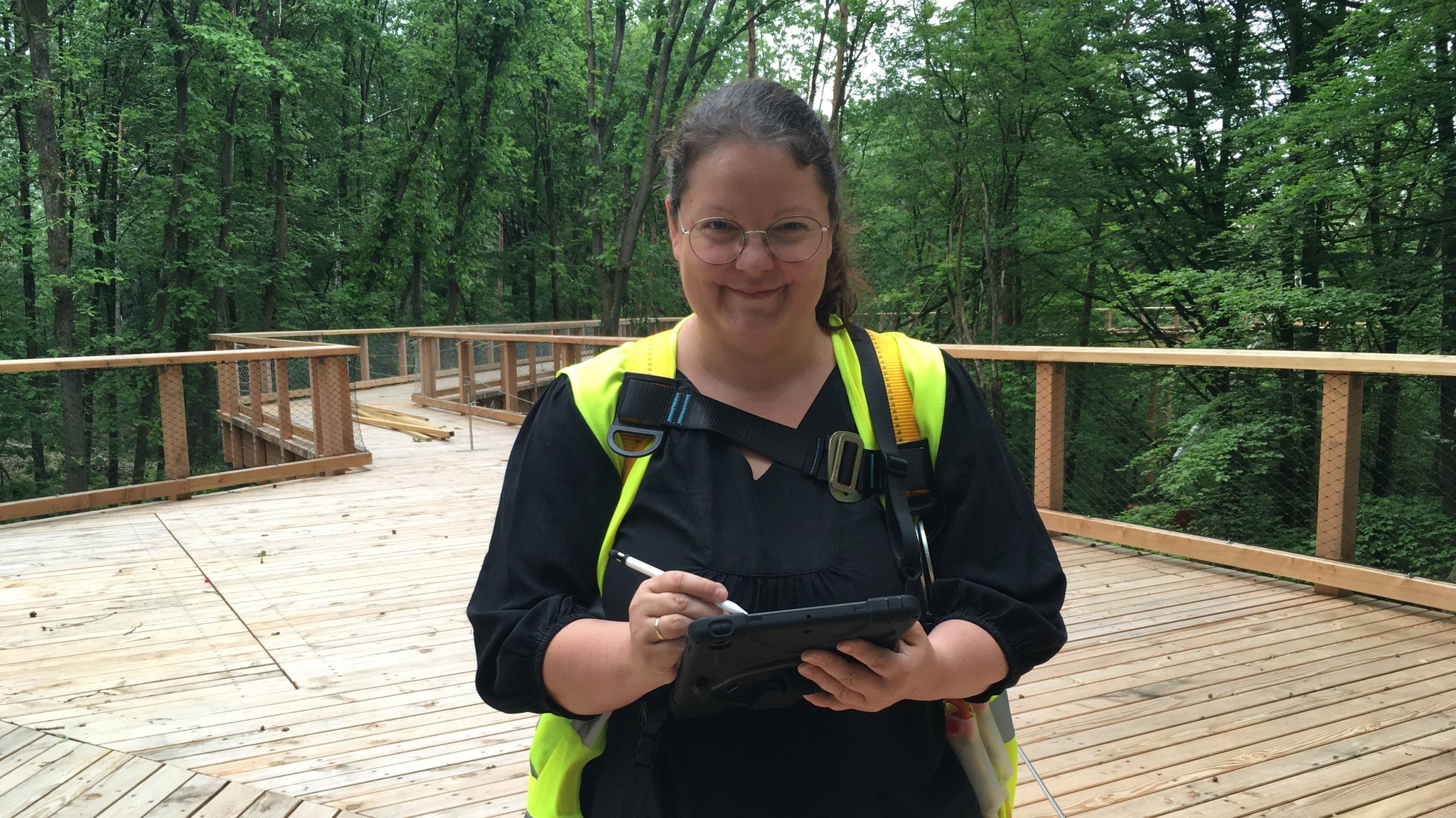 Architektin Johanna Stöger steht auf dem Klimawaldpfad im Tiergarten. 