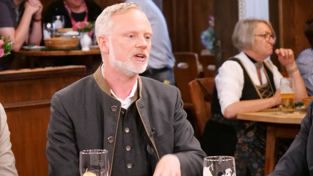 AfD-Fraktionschef Ulrich Singer lieferte sich im Sonntags-Stammtisch einen Schlagabtausch mit dem FAZ-Journalisten Timo Frasch.