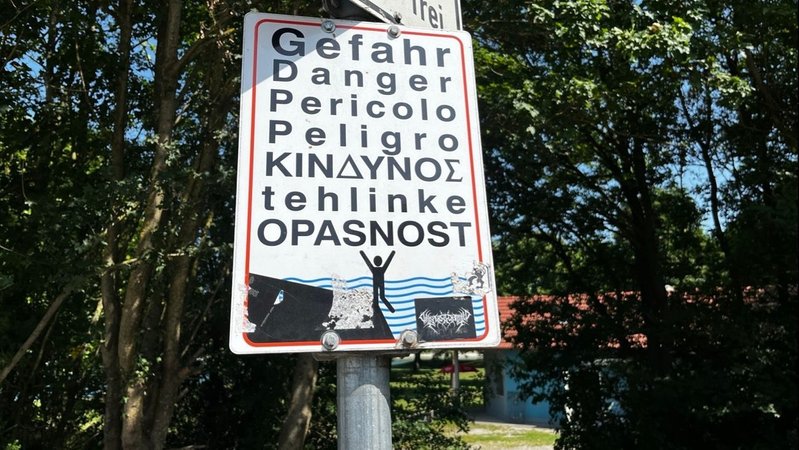 Warnschild am Emmeringer See im Landkreis Fürstenfeldbruck | Bild: BR/Sandra Demmelhuber Warnschild am Emmeringer See im Landkreis Fürstenfeldbruck