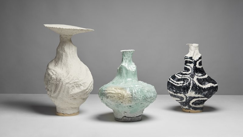 Drei unsymmetrische, bemalte Vasen oder anders gesagt Behältnisse.