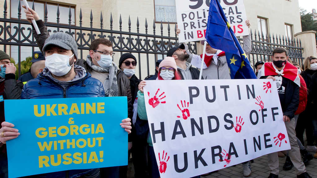 Demonstranten in Georgien halten zur Unterstützung der Ukraine Plakate hoch