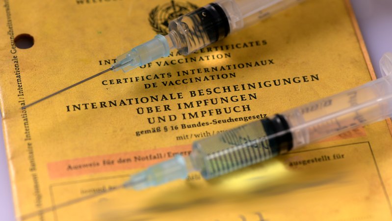Symbolbild Impfen: ein Impfpass liegt auf dem Tisch mit zwei Spritzen. | Bild: picture alliance / M.i.S.-Sportpressefoto | MiS Symbolbild Impfen: ein Impfpass liegt auf dem Tisch mit zwei Spritzen.