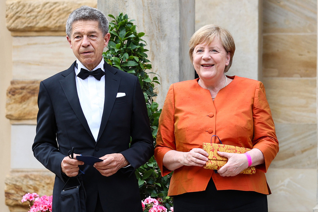 Angela Merkel und ihr Ehemann Joachim Sauer vor dem Bayreuther Festspielhaus.