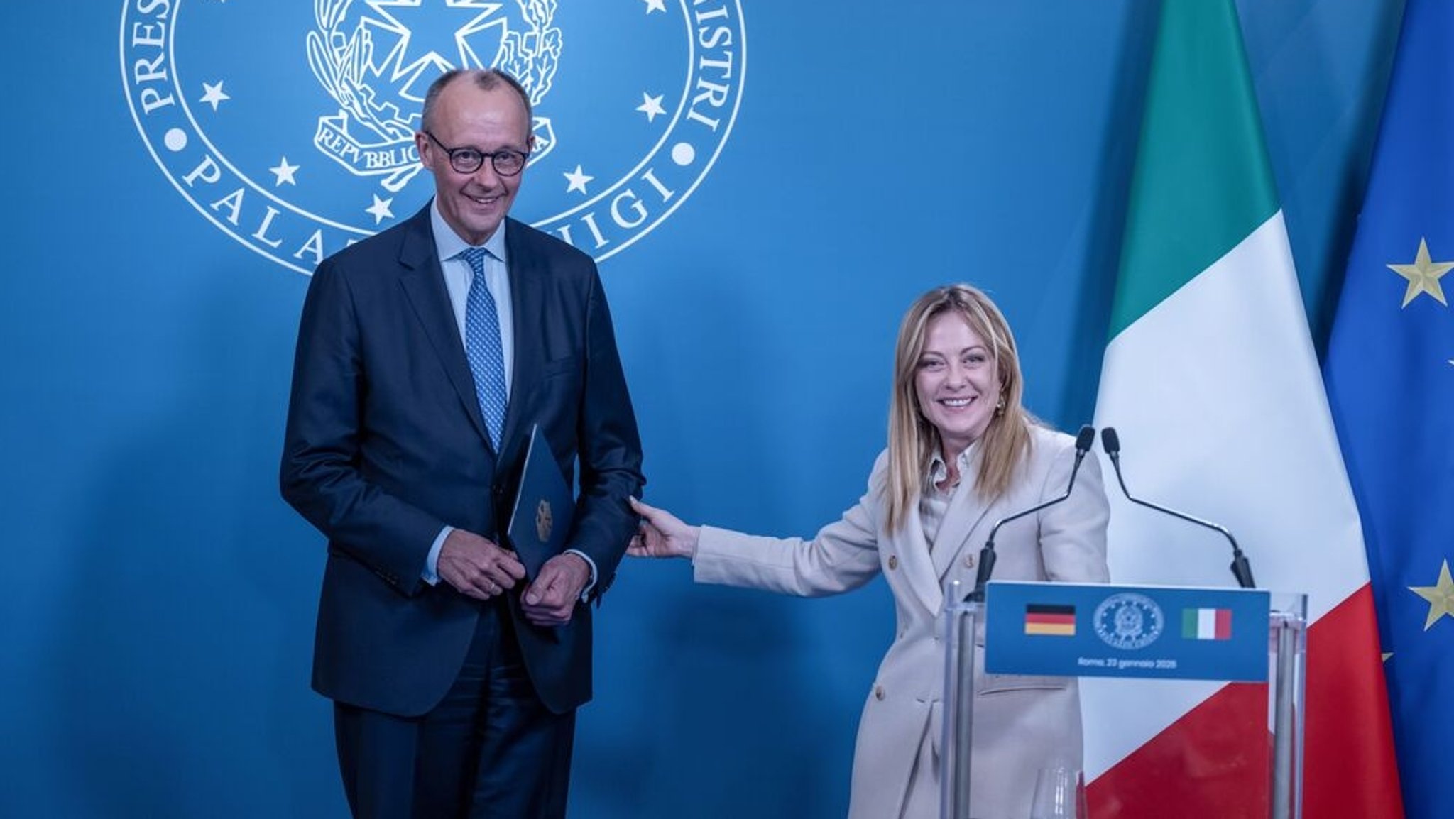 Bundeskanzler Friedrich Merz verabschiedet sich von Giorgia Meloni, Ministerpräsidentin von Italien, bei der Pressekonferenz in der Villa Doria Pamphilj bei den Deutsch-italienischen Regierungskonsultationen in Rom.