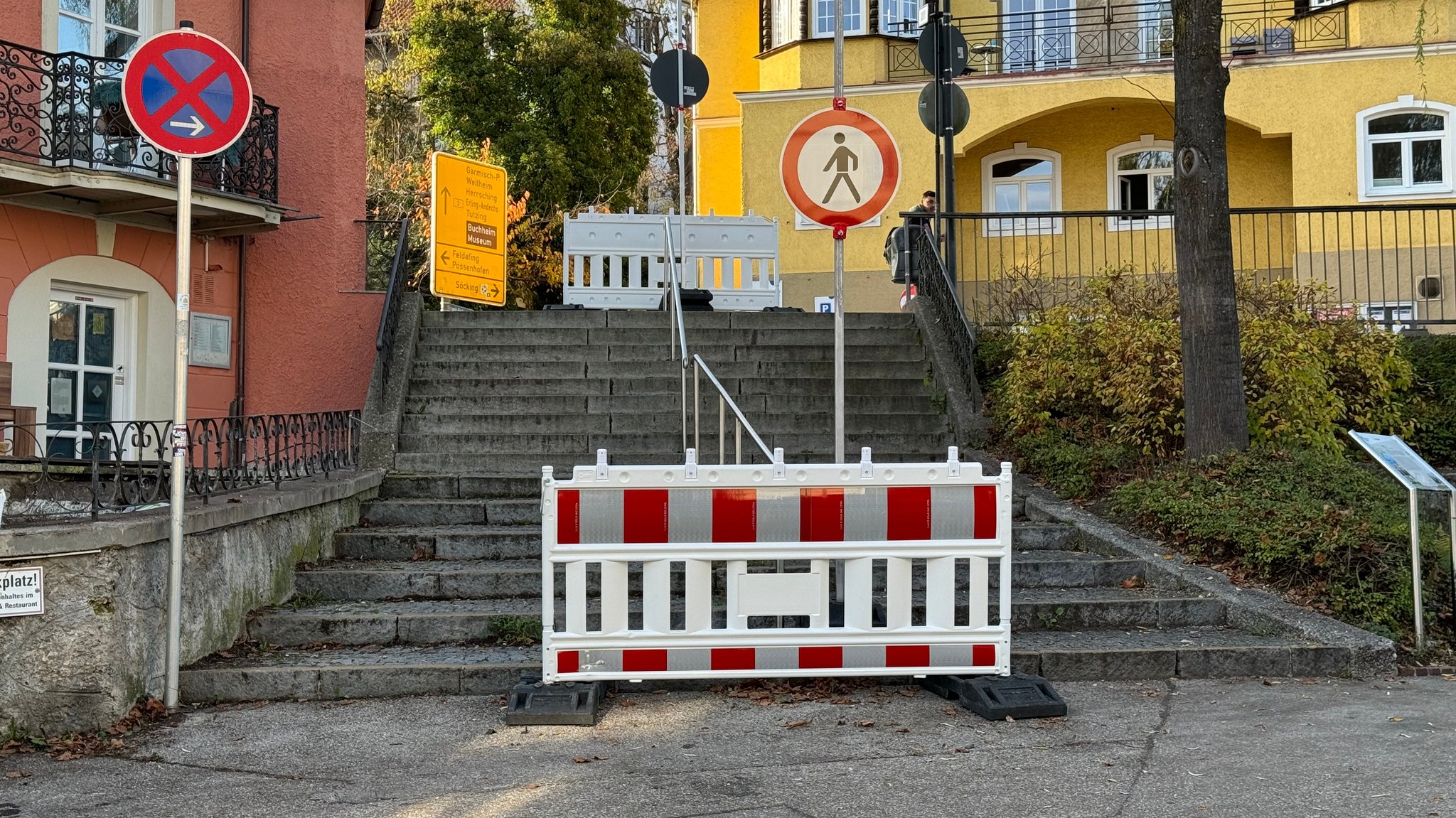 So sah es Anfang November an 52 Stellen in Starnberg aus: Absperrungen und Hinweisschilder blockierten viele Wege und Treppen.