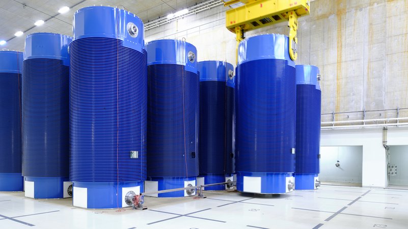 Blaue Behälter mit Atommüll stehen in einem Zwischenlager in Brokdorf | Bild: Christopher Mick/BGZ Blaue Behälter mit Atommüll stehen in einem Zwischenlager in Brokdorf