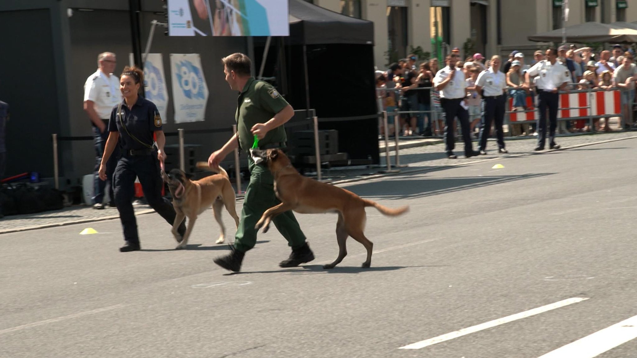 Zwei Polizeibeamte erzählen im Rahmen von 80 Jahre Polizei über ihre Erlebnisse als Polizist | Bild: BR Zwei Polizeibeamte erzählen im Rahmen von 80 Jahre Polizei über ihre Erlebnisse als Polizist
