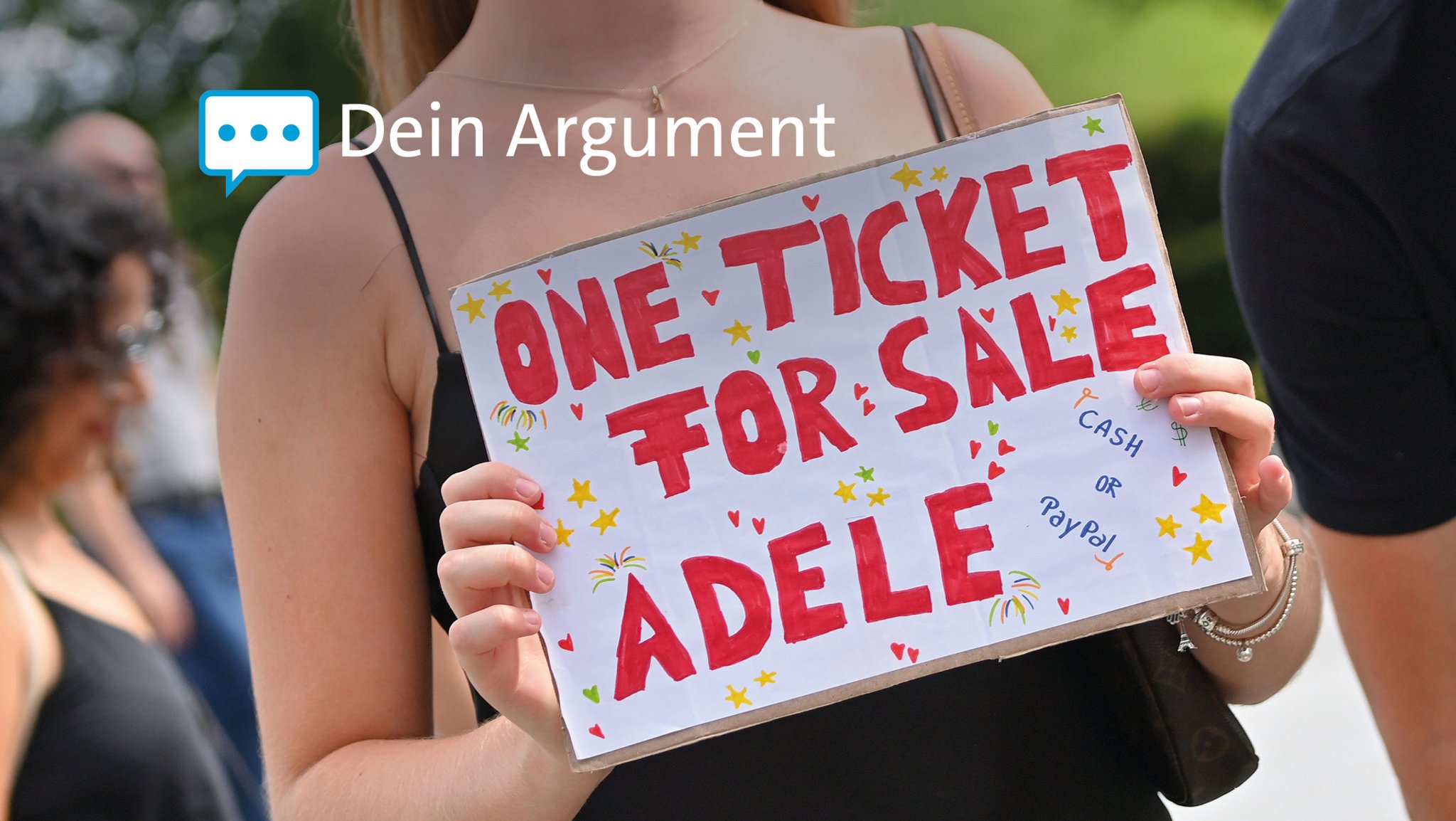 Eine junge Frau hält ein Schild: "One Ticket for Sale – Adele"