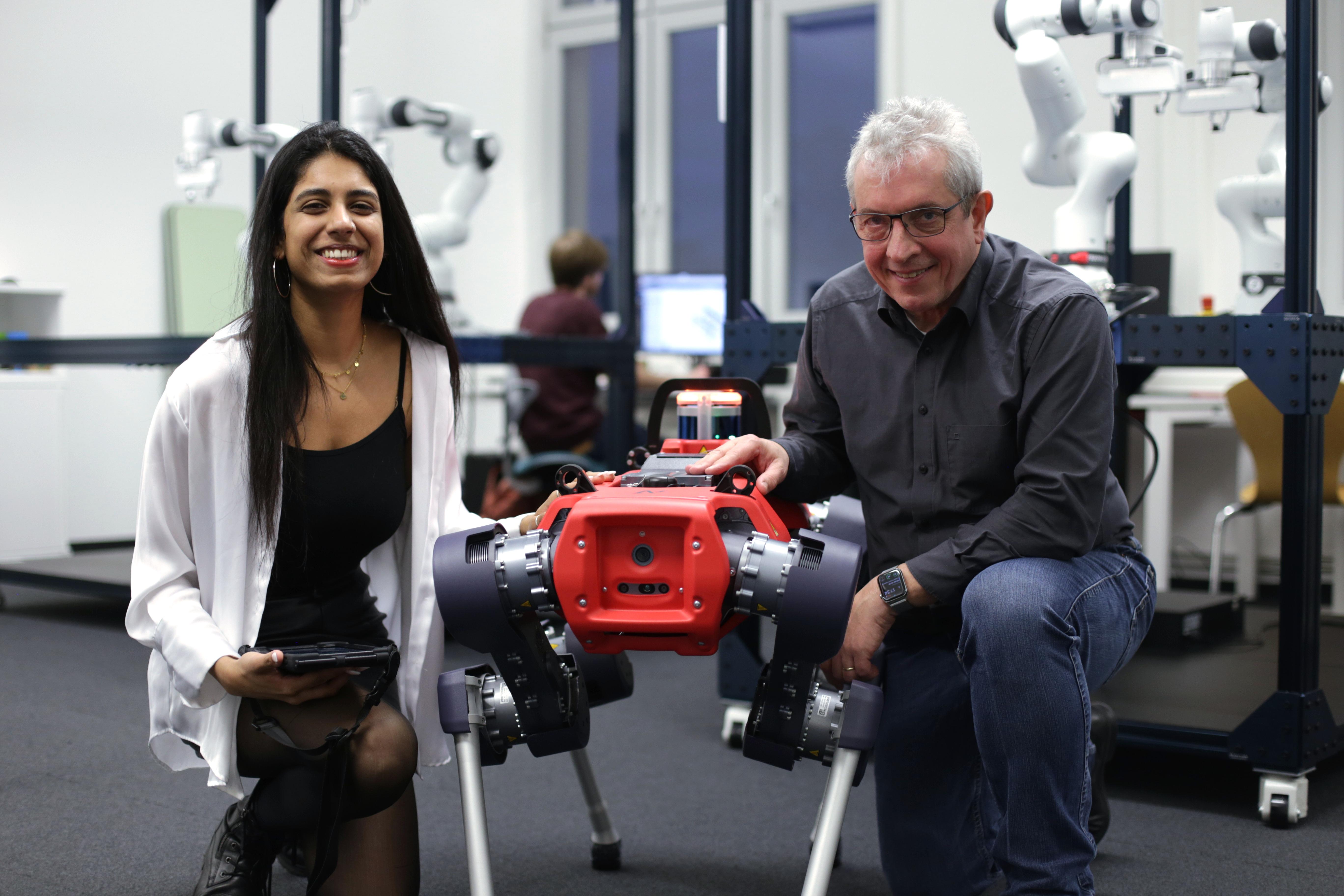 Maya Sitaram und Professor Wolfram Burgard, in der Mitte der Roboter "Pixie".