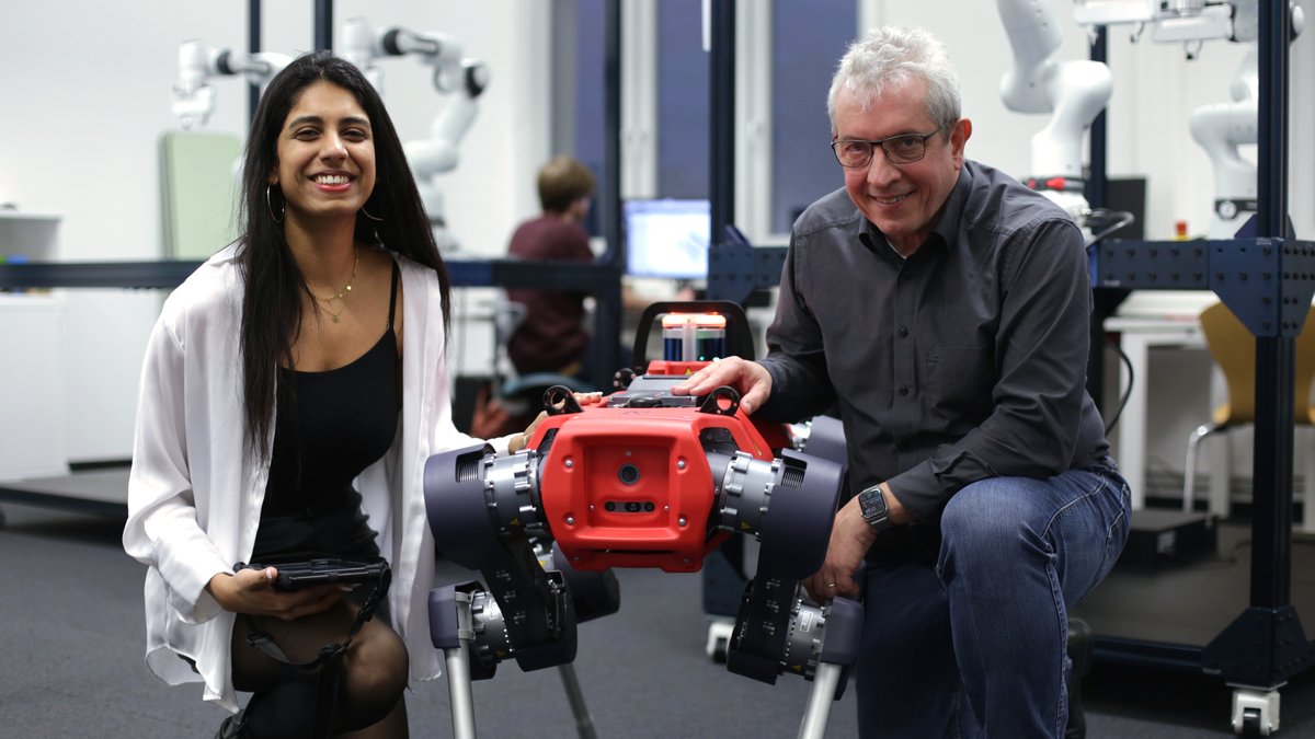 Maya Sitaram und Professor Wolfram Burgard, in der Mitte der Roboter "Pixie".