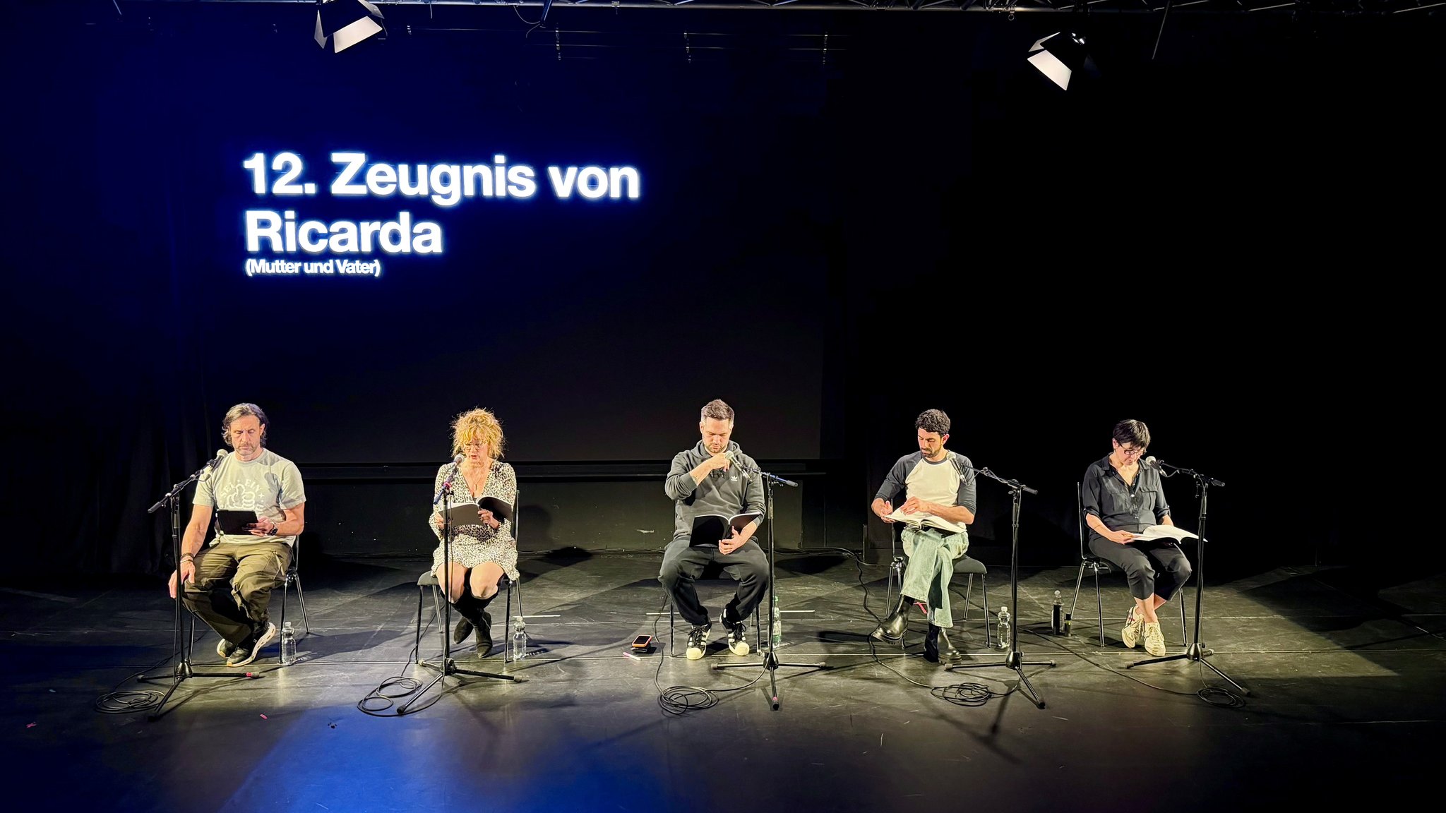 Fünf Schauspieler sitzen während einer Lesung auf einer Bühne im Staatstheater Nürnberg. | Bild: BR/Lasse Berger Fünf Schauspieler sitzen während einer Lesung auf einer Bühne im Staatstheater Nürnberg.