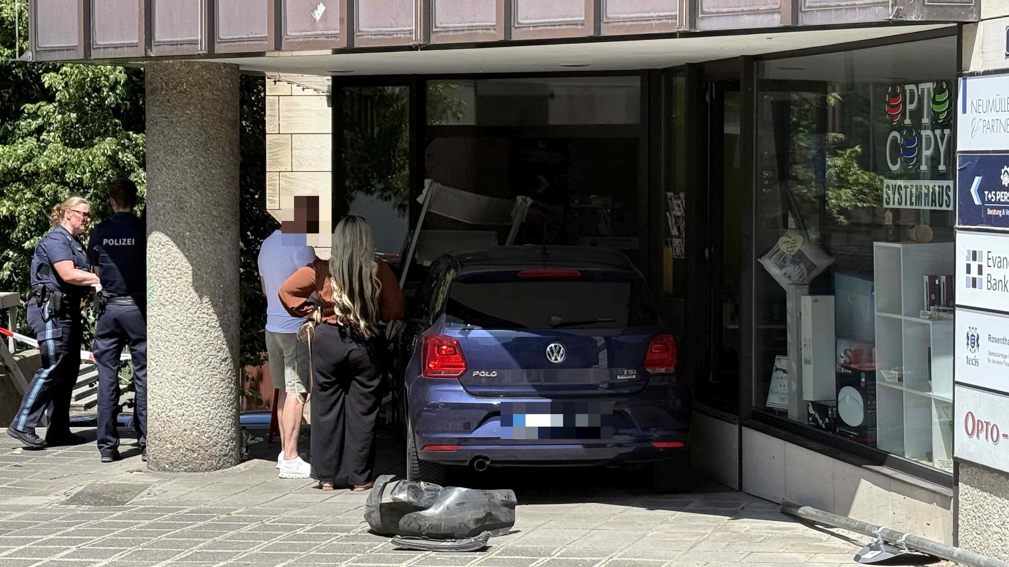 Bei einem kuriosen Unfall in Nürnberg ist am Mittwochnachmittag ein Fußgänger von einem Auto erfasst worden. 
