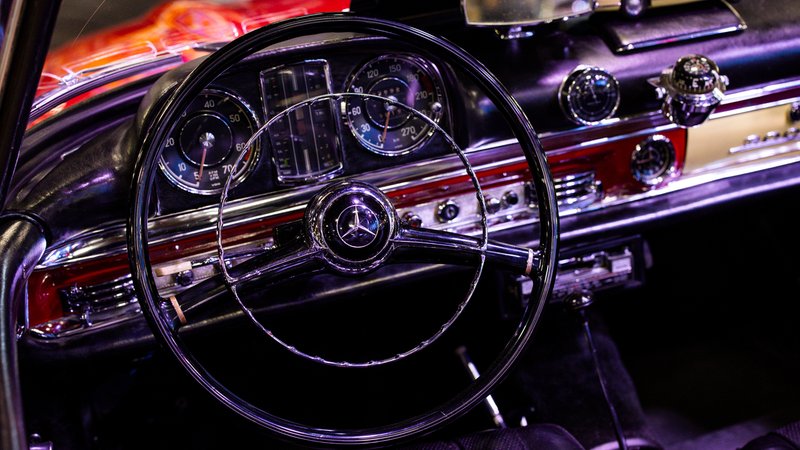 Mercedes-Lenkrad während der Retromobile Motorshow 2025 auf der Paris Expo | Bild: picture alliance / DPPI media | JULIEN DELFOSSE Mercedes-Lenkrad während der Retromobile Motorshow 2025 auf der Paris Expo