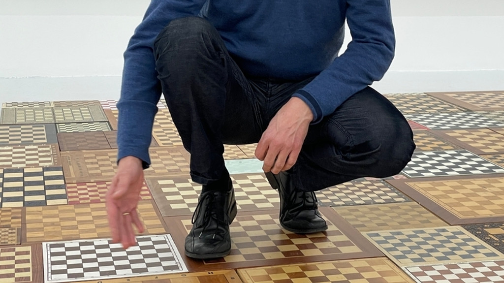 Schachbretter auf dem Boden der Ausstellung