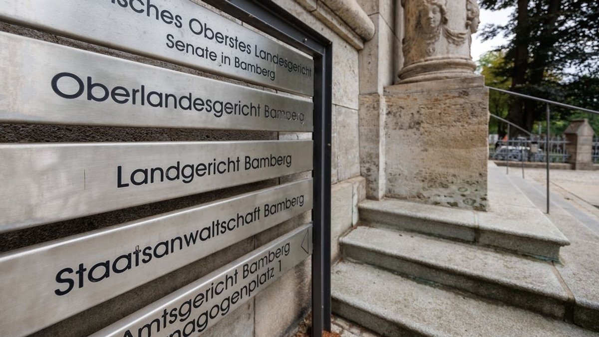 Außenansicht der Justizbehörden Bamberg, unter anderem mit dem Schild "Staatsanwaltschaft Bamberg".