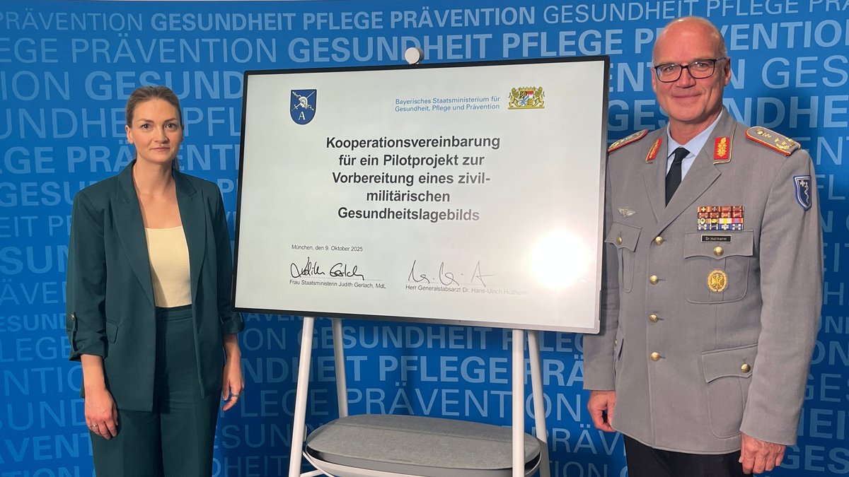 Bayerns Gesundheitsministerin Judith Gerlach und Generalstabsarzt Hans-Ulrich Holtherm unterzeichnen eine neue Vereinbarung. | Bild: BR/jre Bayerns Gesundheitsministerin Judith Gerlach und Generalstabsarzt Hans-Ulrich Holtherm unterzeichnen eine neue Vereinbarung.