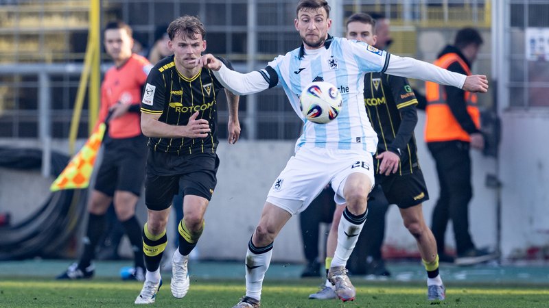 Kampf um den Ball / Zweikampf zwischen Mika Schroers (Alemannia Aachen, #27) und Philipp Maier (TSV 1860 Muenchen, #26) | Bild: picture alliance / Eibner-Pressefoto Kampf um den Ball / Zweikampf zwischen Mika Schroers (Alemannia Aachen, #27) und Philipp Maier (TSV 1860 Muenchen, #26)