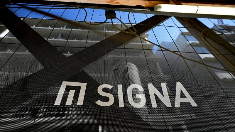 Das Logo der Signa-Gruppe ist an einer Baustelle (Archivbild) | Bild: dpa-Bildfunk/Helmut Fohringer Das Logo der Signa-Gruppe ist an einer Baustelle (Archivbild)