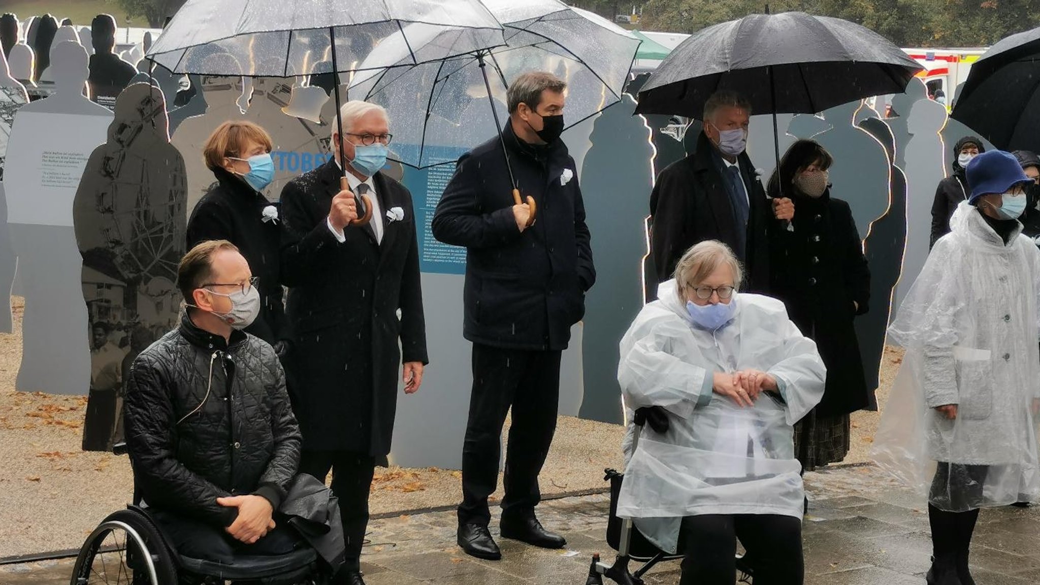 Bundespräsident Frank-Walter Steinmeier , Ministerpräsident Markus Söder, OB Dieter Reiter (hinten) mit Überlebenden des Attentats