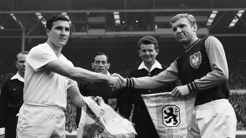 Rudolf Brunnenmeier (TSV München 1860) und Bobby Moore am 19.05.1965 | Bild: picture alliance / ASSOCIATED PRESS | Robert Rider-Rider Rudolf Brunnenmeier (TSV München 1860) und Bobby Moore am 19.05.1965