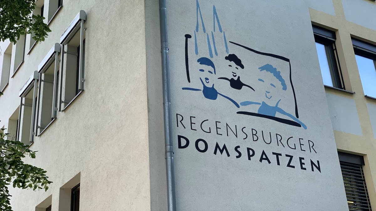 Fassade des Domspatzengymnasiums in Regensburg. 